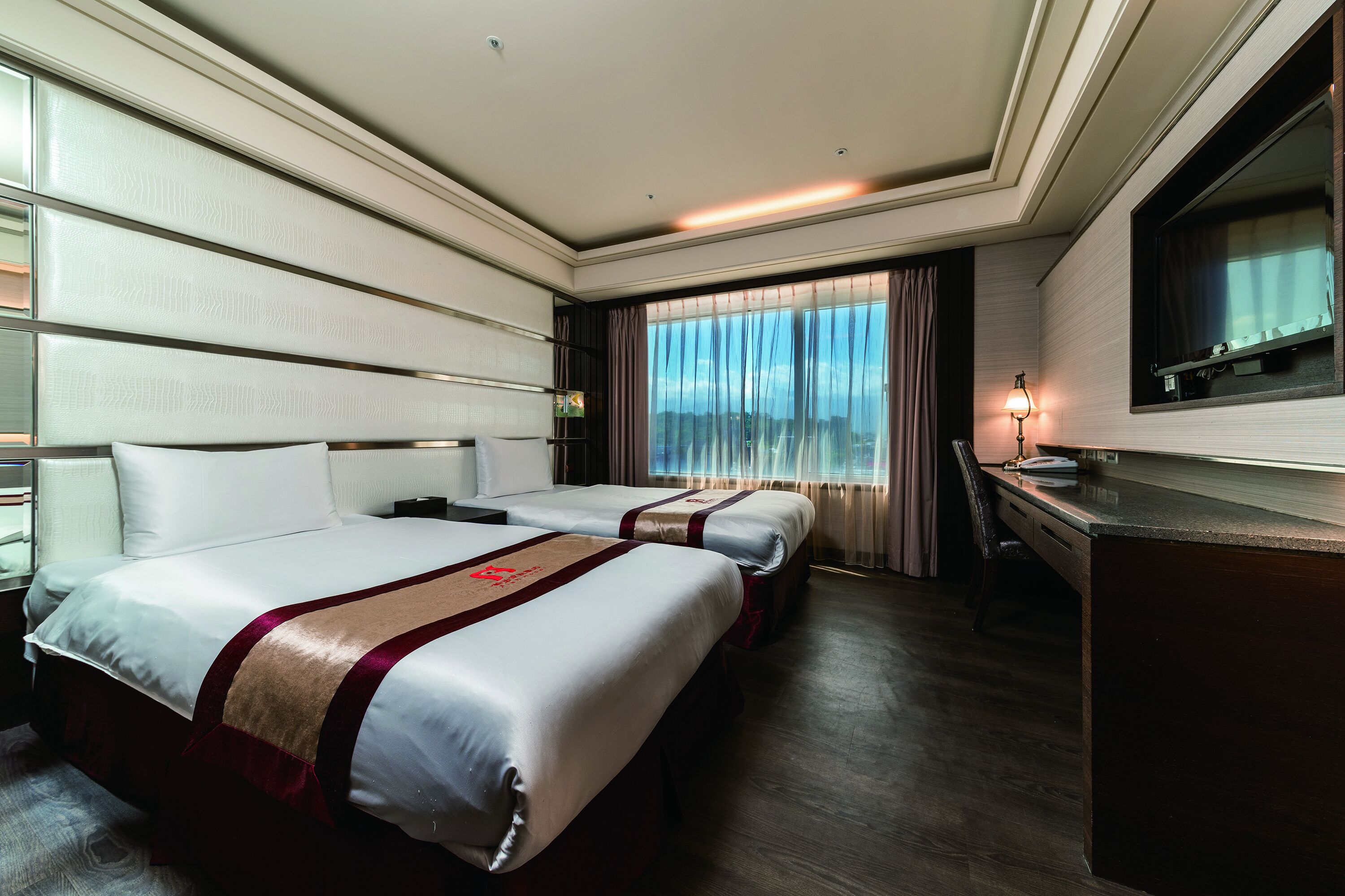 Deluxe Twin Room | Premium bedding, desk, laptop workspace, blackout drapes