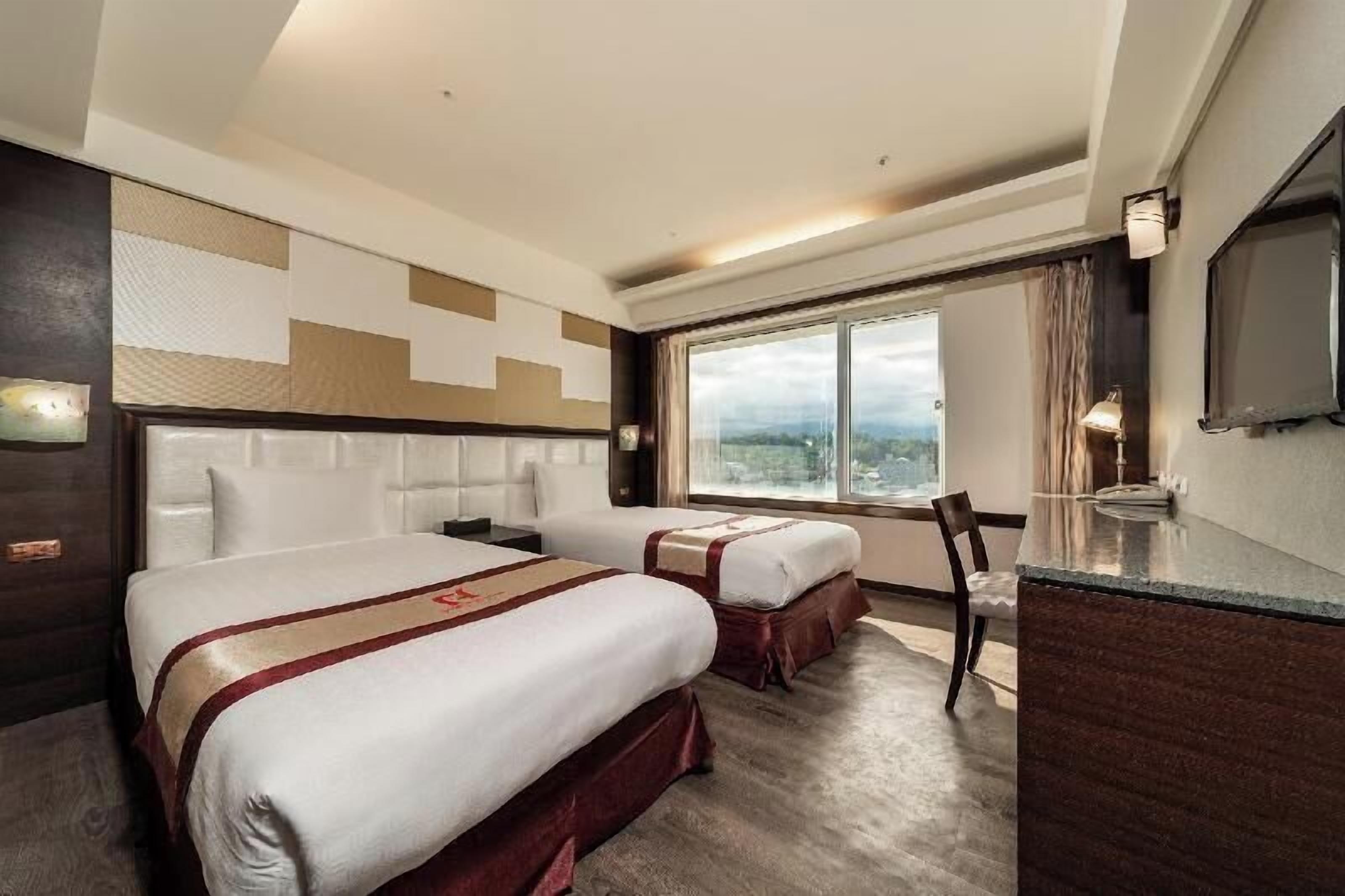 高級寢具、書桌、筆電工作空間、遮光布/窗簾