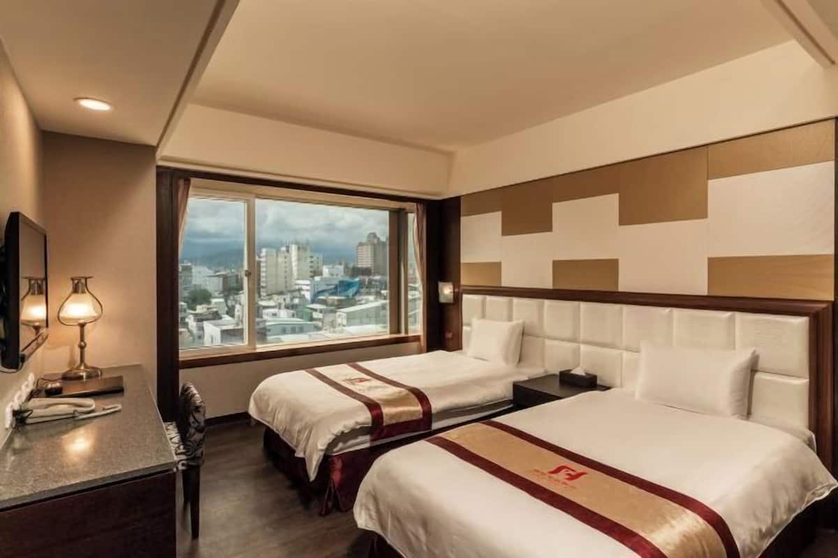 Luxe beddengoed, een bureau, een laptopwerkplek