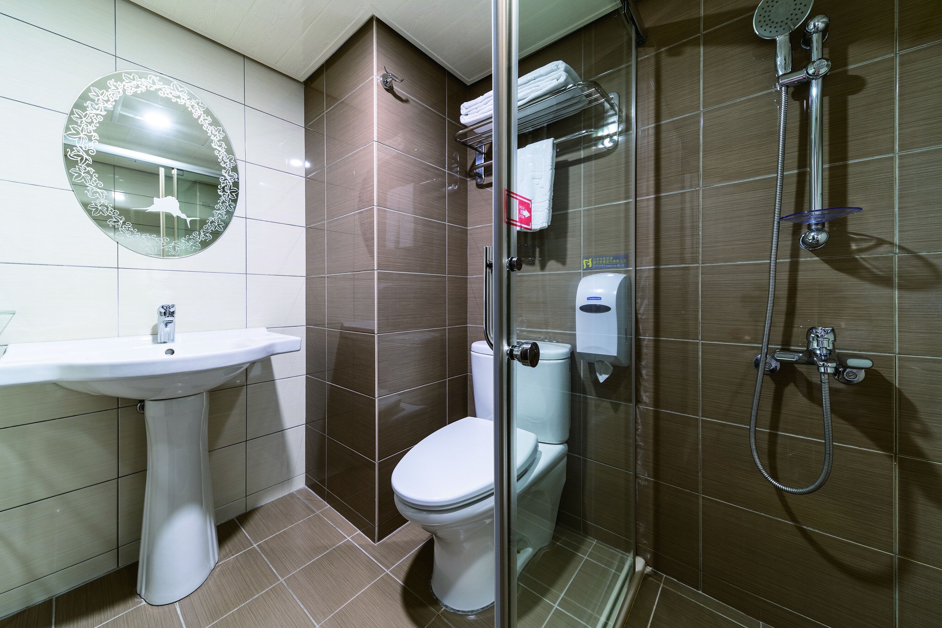 Ein Badezimmer mit Waschbecken, Toilette und einer Duschkabine.