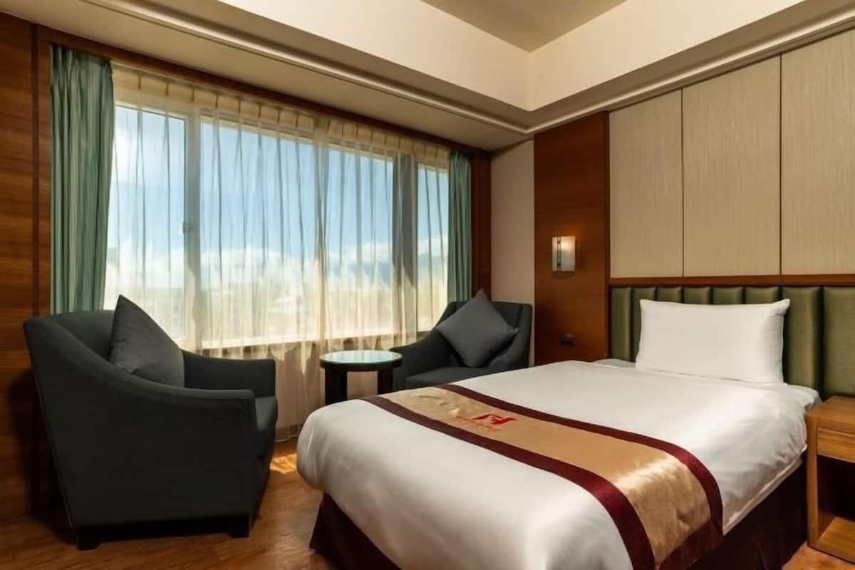 Luxe beddengoed, een bureau, een laptopwerkplek