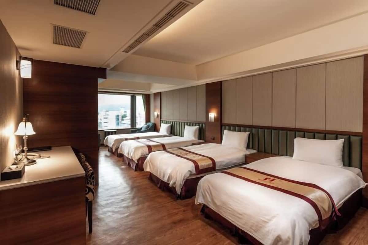 Luxe beddengoed, een bureau, een laptopwerkplek