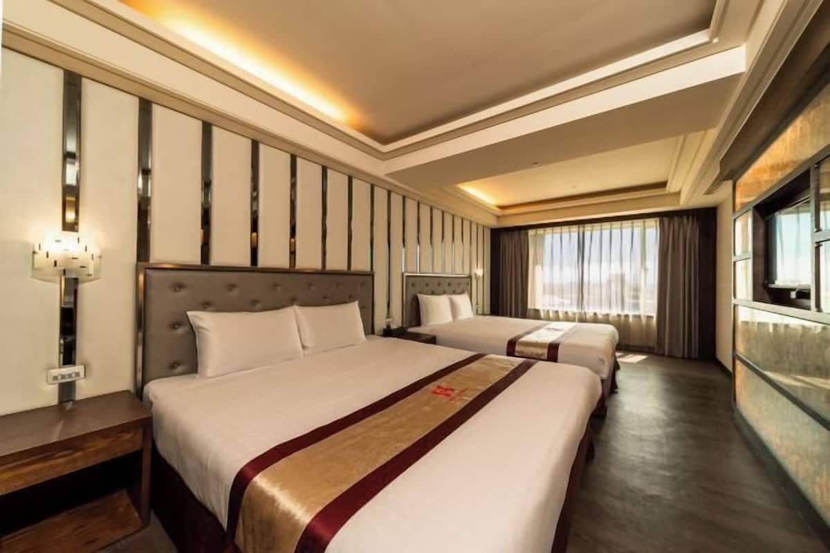 Luxe beddengoed, een bureau, een laptopwerkplek