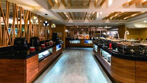 A modern restaurant with wooden accents, a central island with food displays, and a clean, contemporary design. - Fish Hotel - Taitung (Taitung)