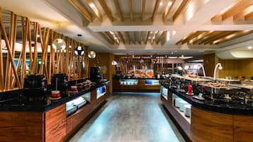 Daily buffet breakfast (TWD 200 per person)