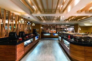 Daily buffet breakfast (TWD 200 per person)