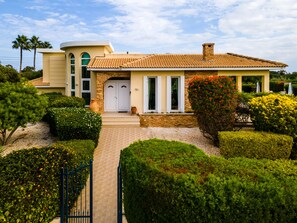 Signature Villa (Anastel 2) | Garden view