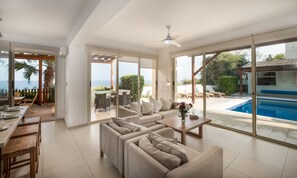 Superior Villa, 4 Bedrooms, Private Pool, Beachfront (7) | Coin séjour