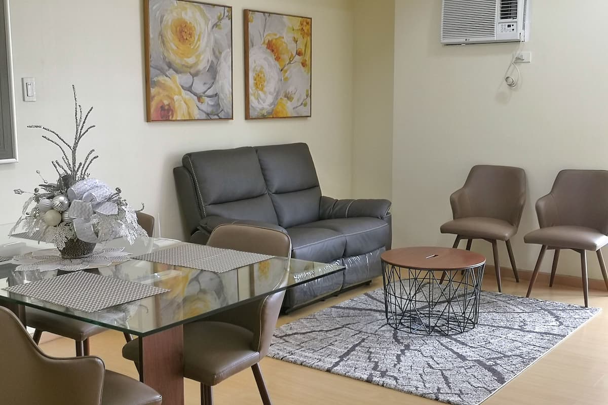 Dúplex familiar, varias camas, para no fumadores, vista a la ciudad | Sala de estar | Televisión LED de 36 pulgadas con canales digitales y televisión