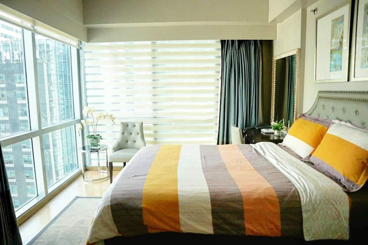 Suite panorámica, 1 cama Queen size, vista a la ciudad, en esquina | Sábanas de algodón egipcio y ropa de cama de alta calidad