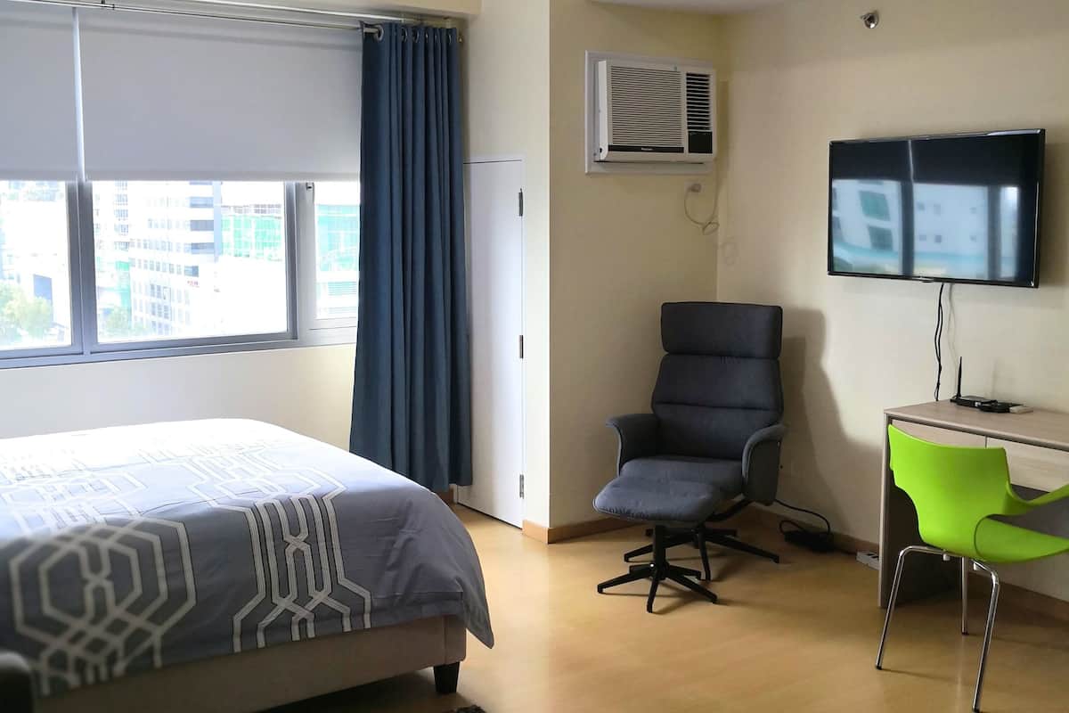 Suite estudio empresarial, 1 cama Queen size, refrigerador y microondas, vista a la ciudad | Sábanas de algodón egipcio y ropa de cama de alta calidad