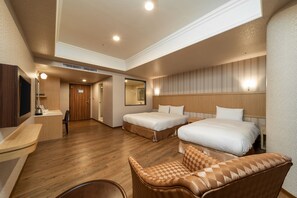 Deluxe Triple Room | Down comforters, desk, laptop workspace, blackout drapes - Fish Hotel - Pingtung (Pingtung)