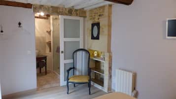 Chambre Double, salle de bains attenante, vue jardin | Wi-Fi gratuit, draps fournis