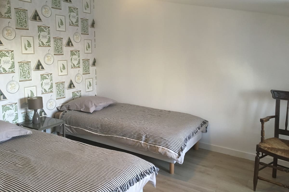 Quarto quádruplo, suíte, vista para o jardim | Wi-Fi de cortesia, roupa de cama