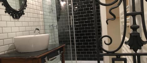 Shower, free toiletries, towels, shampoo