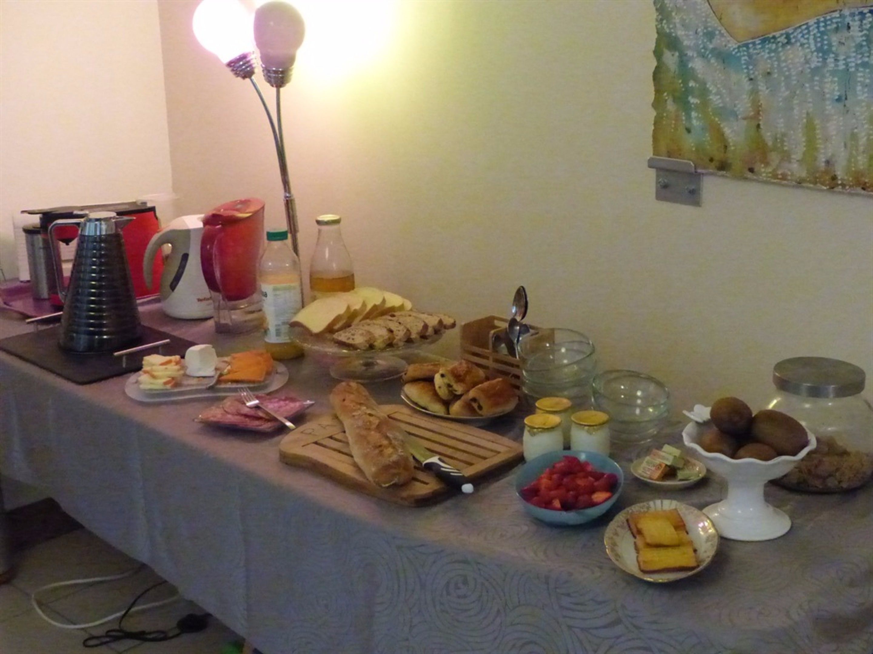 Une table de buffet avec divers plats et appareils de cuisine.