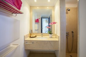 Villa, 2 Schlafzimmer (Tinos) | Badezimmer | Badewanne und Dusche (separat), kostenlose Toilettenartikel
