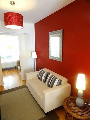 Departamento, 2 habitaciones (Rua das Parreiras, 23) | Sala de estar | Televisión de pantalla plana 