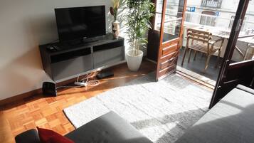 Apartment, 2 Bedrooms (Rua Academia das Ciencias, 24) | Blackout curtains, iron/ironing board, free WiFi