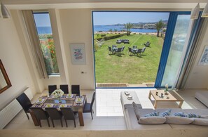 Deluxe villa, 6 hálószobával, privát medence, vízpartra néző (Infinite Aretousa) | Nappalirész | Síkképernyős tévé