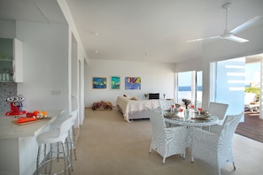 Villa Deluxe, 3 chambres, piscine privée, vue partielle sur la mer (Oceania) | Aire de séjour | Téléviseur à écran plat