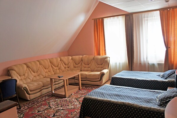 Habitación familiar, 2 habitaciones | 1 habitación, ropa de cama de alta calidad y escritorio 