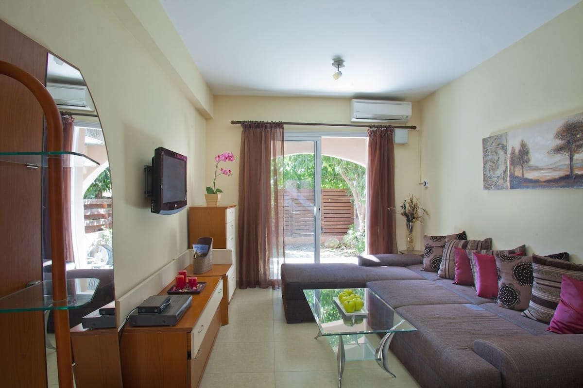 Suite, 1 Bedroom (Olimpus Garden 12) | Living area