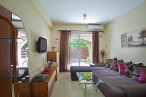 Suite, 1 Schlafzimmer (Olimpus Garden 12) | Wohnbereich | Flachbildfernseher, DVD-Player