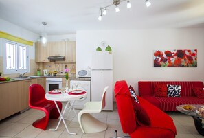 Suite, 1 Schlafzimmer (Olimpus Gardens 11) | Wohnbereich | Flachbildfernseher, DVD-Player