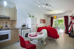 Suite, 1 chambre (Olimpus Gardens 11) | Cuisine privée | Réfrigérateur grande capacité avec congélateur, un four
