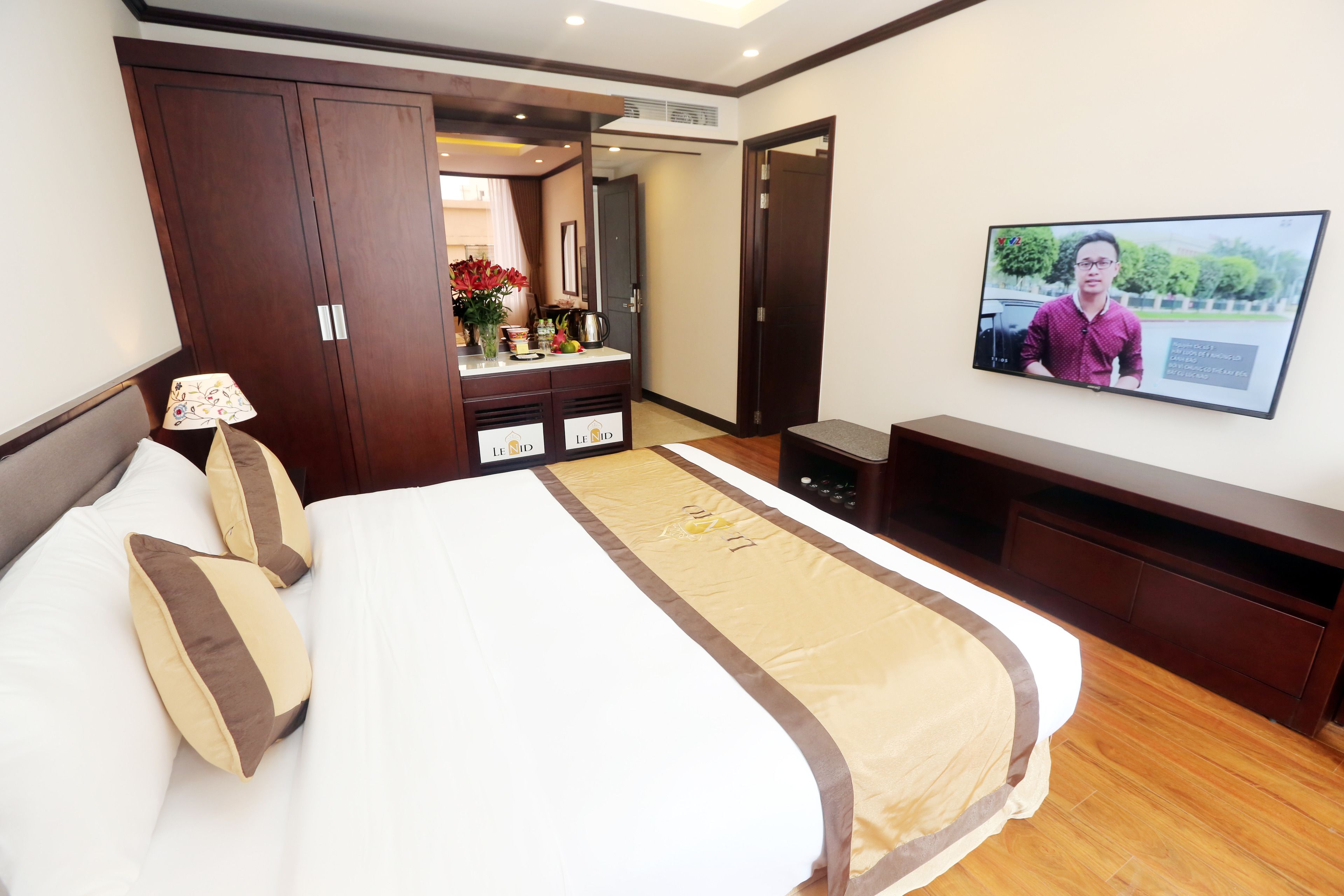 family room with city view | minibar, in-room safe, desk, laptop workspace