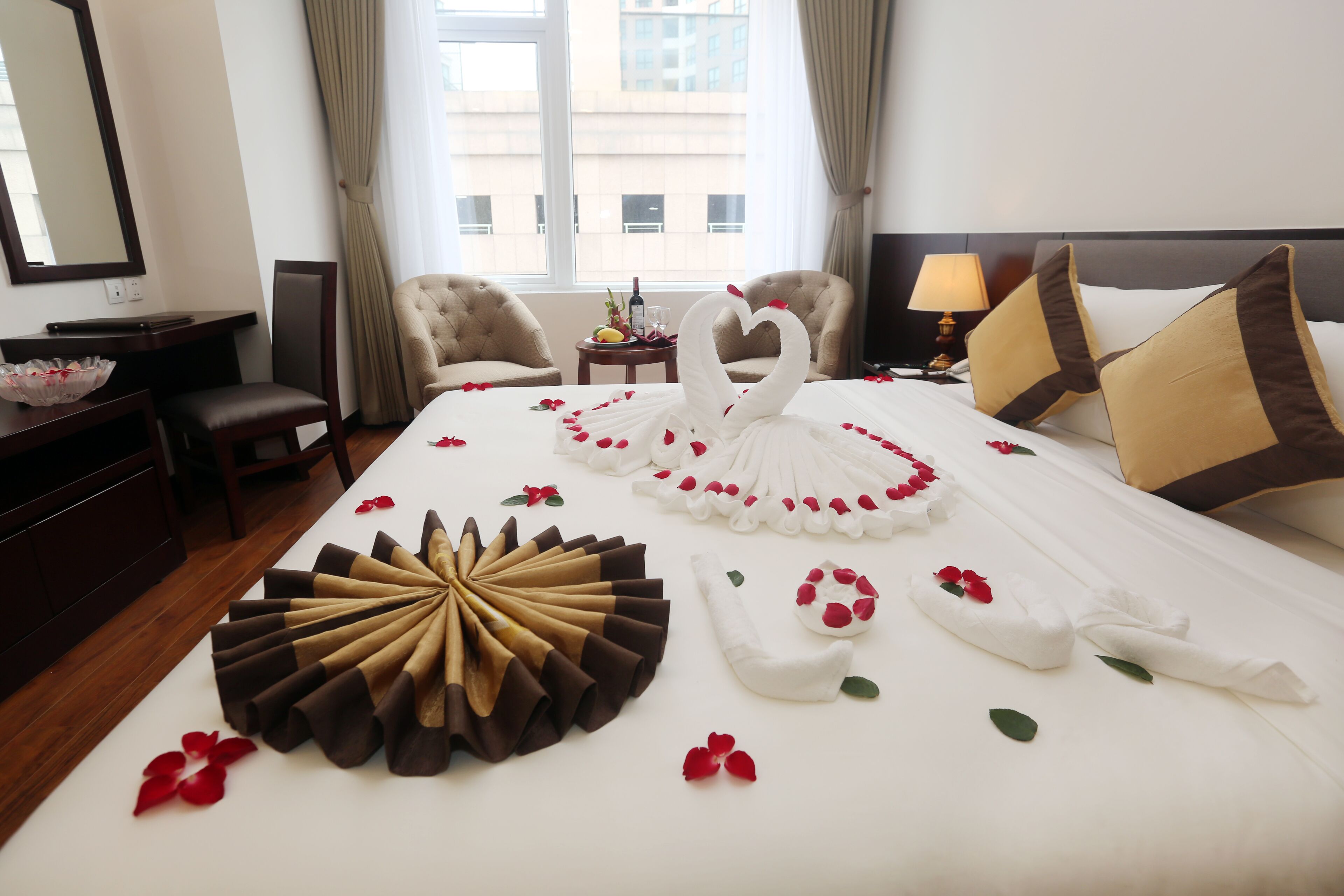 junior suite with city view | minibar, in-room safe, desk, laptop workspace