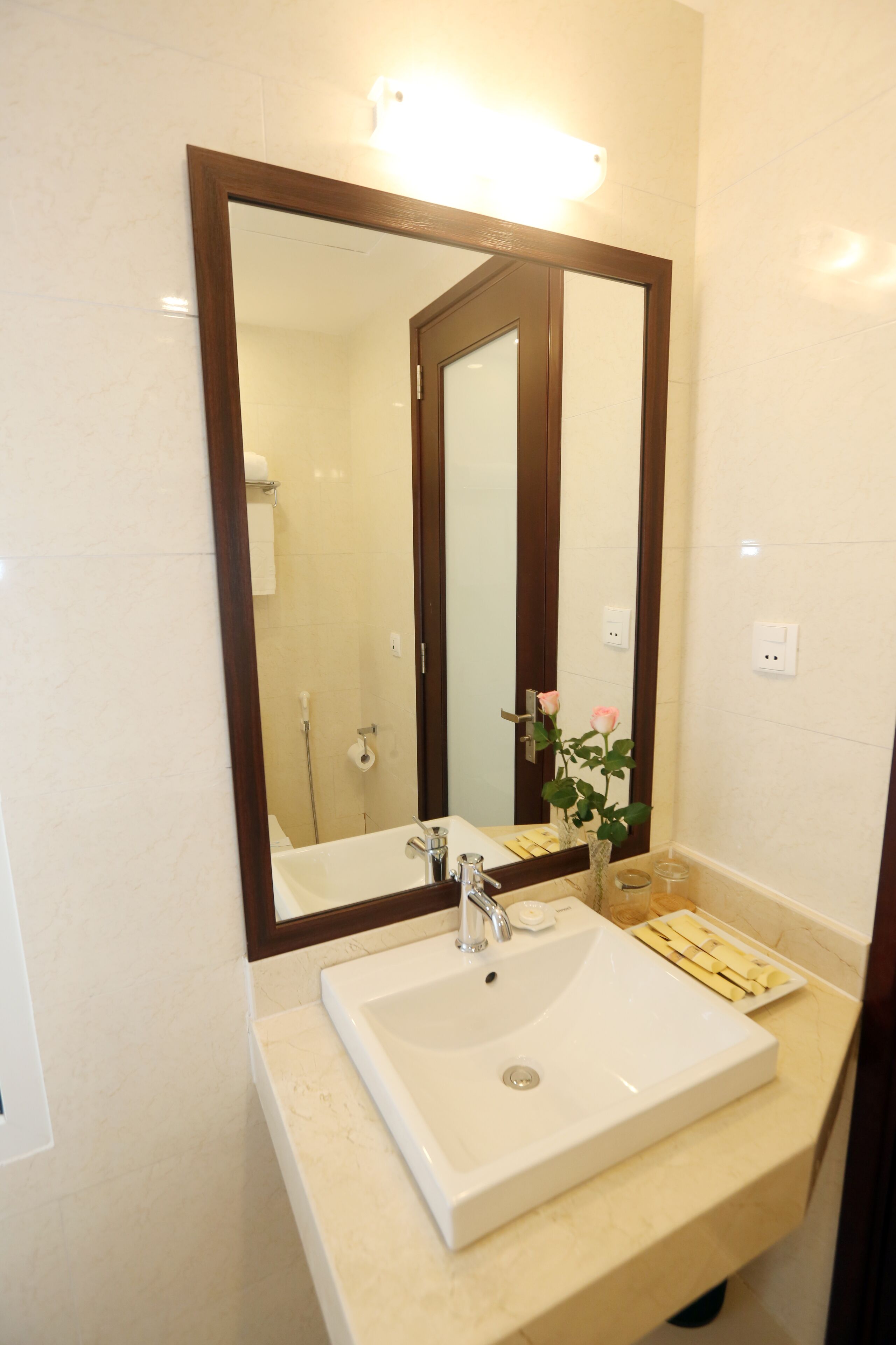 deluxe double with city view | bathroom sink