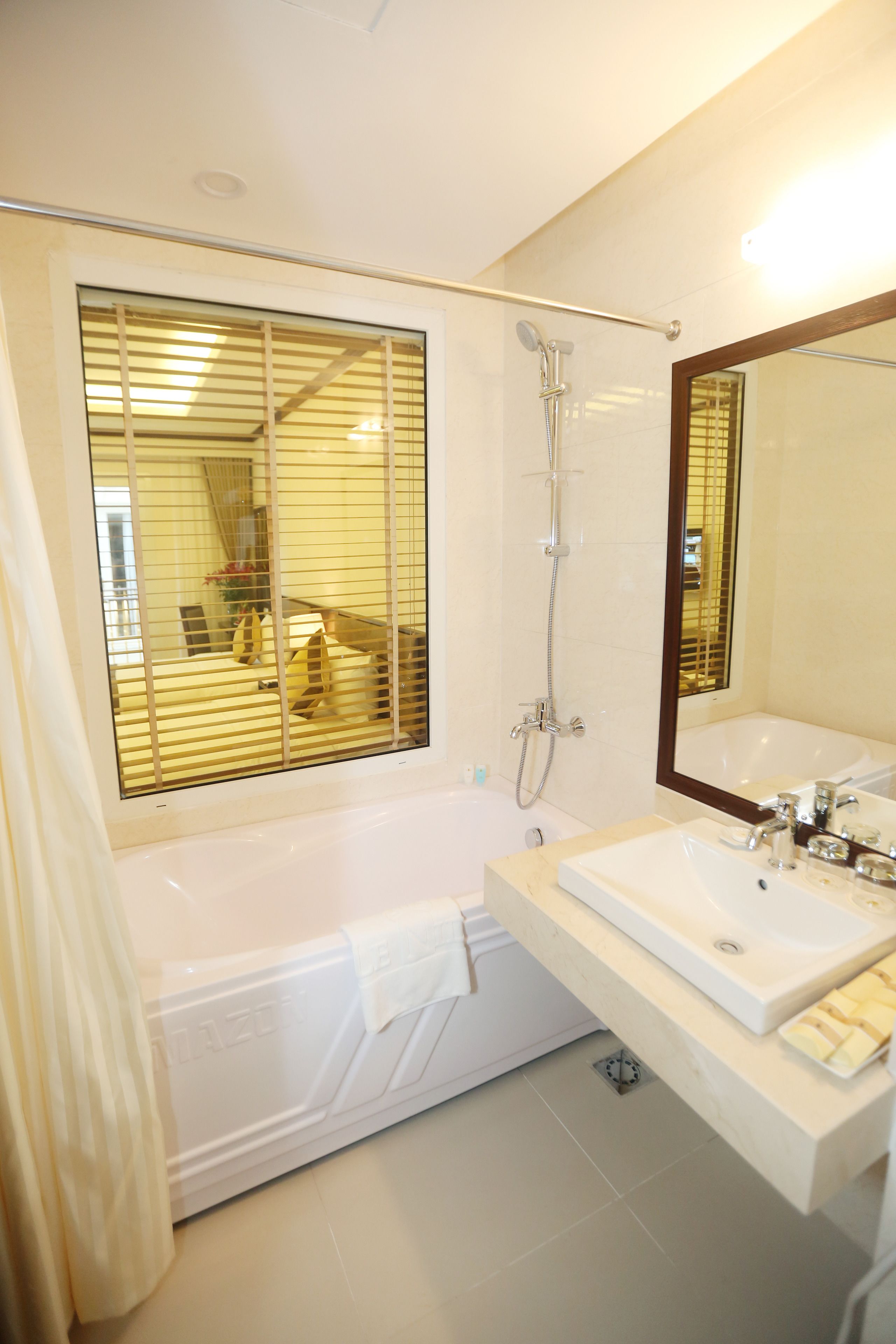 executive twin with internal view | bathroom shower