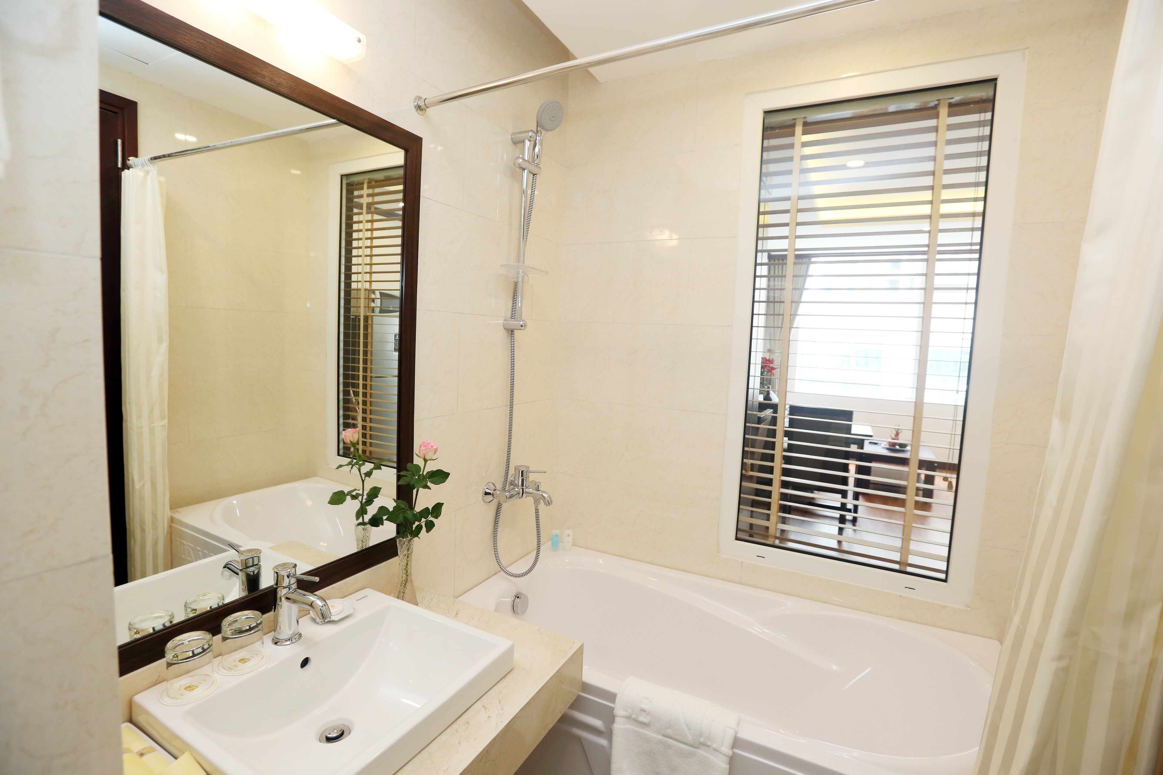 family room with city view | bathroom | combined shower/bathtub, rainfall showerhead, free toiletries