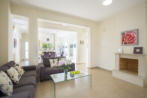Villa, 3 habitaciones (Theodora 8) | Área de sala de estar | Televisión de pantalla plana y reproductor de DVD 