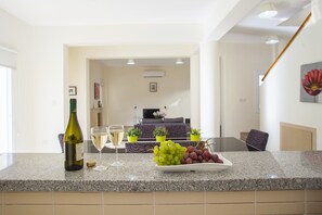 Villa, 3 soverom (Theodora 8) | Oppholdsområde | Flatskjerm-TV og DVD-spiller