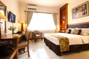 Desk, blackout drapes, iron/ironing board, free WiFi - Griya Sentana Hotel Jogjakarta (Yogyakarta)