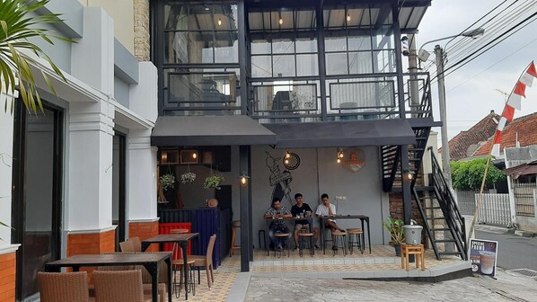 Se sirven desayunos, almuerzos y cenas; cocina indonesia