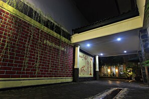 Pintu masuk properti