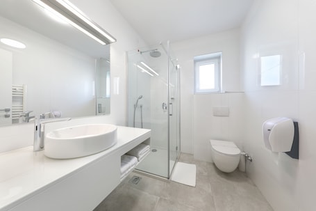 Doppia Comfort, vista mare parziale | Bagno | Doccia, set di cortesia gratuito, asciugacapelli, asciugamani. Hotel Mediteran