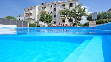 Piscina stagionale all'aperto, ombrelloni da piscina, lettini