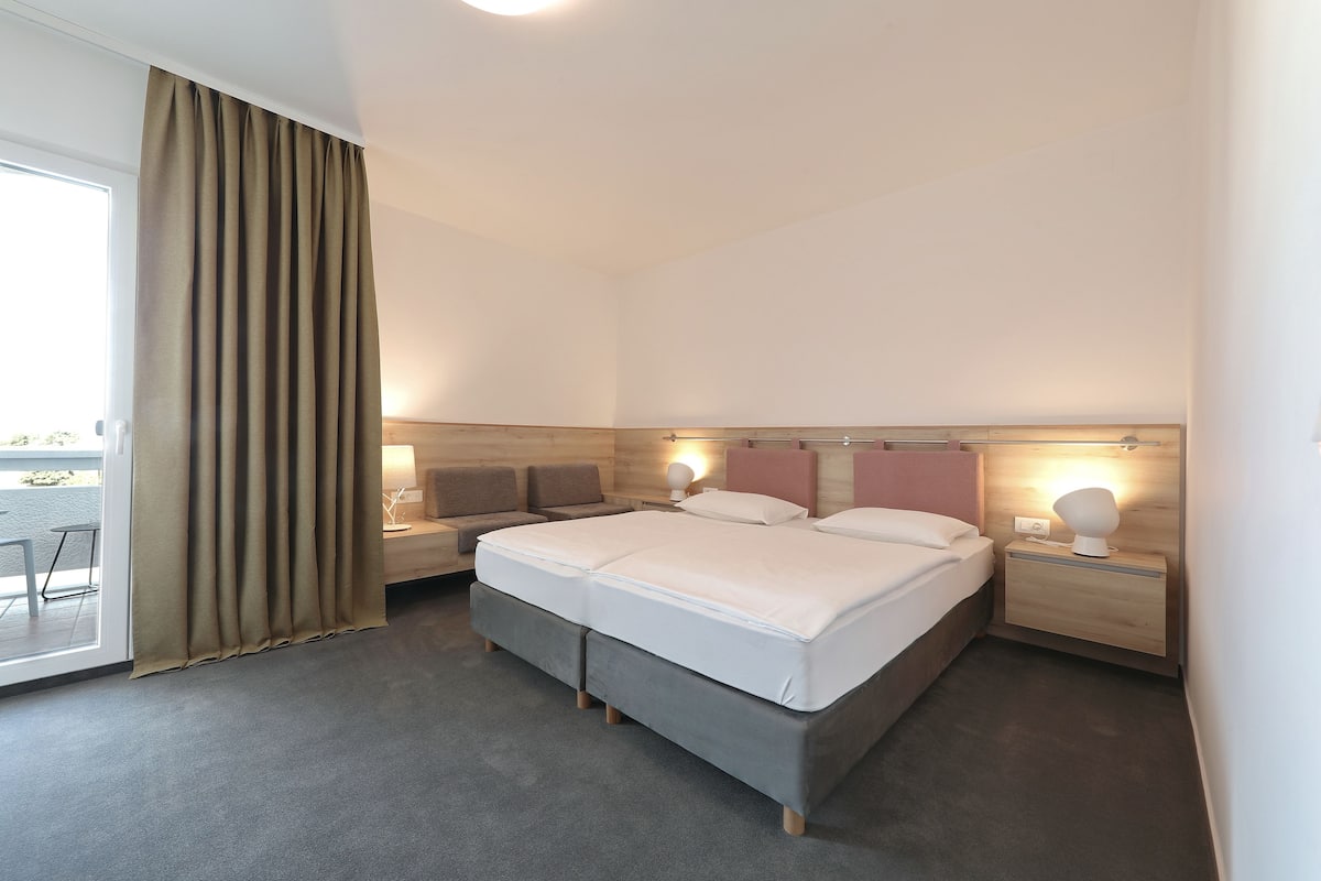 comfort double room, partial sea view | minibar, desk, iron/ironing board, free wifi