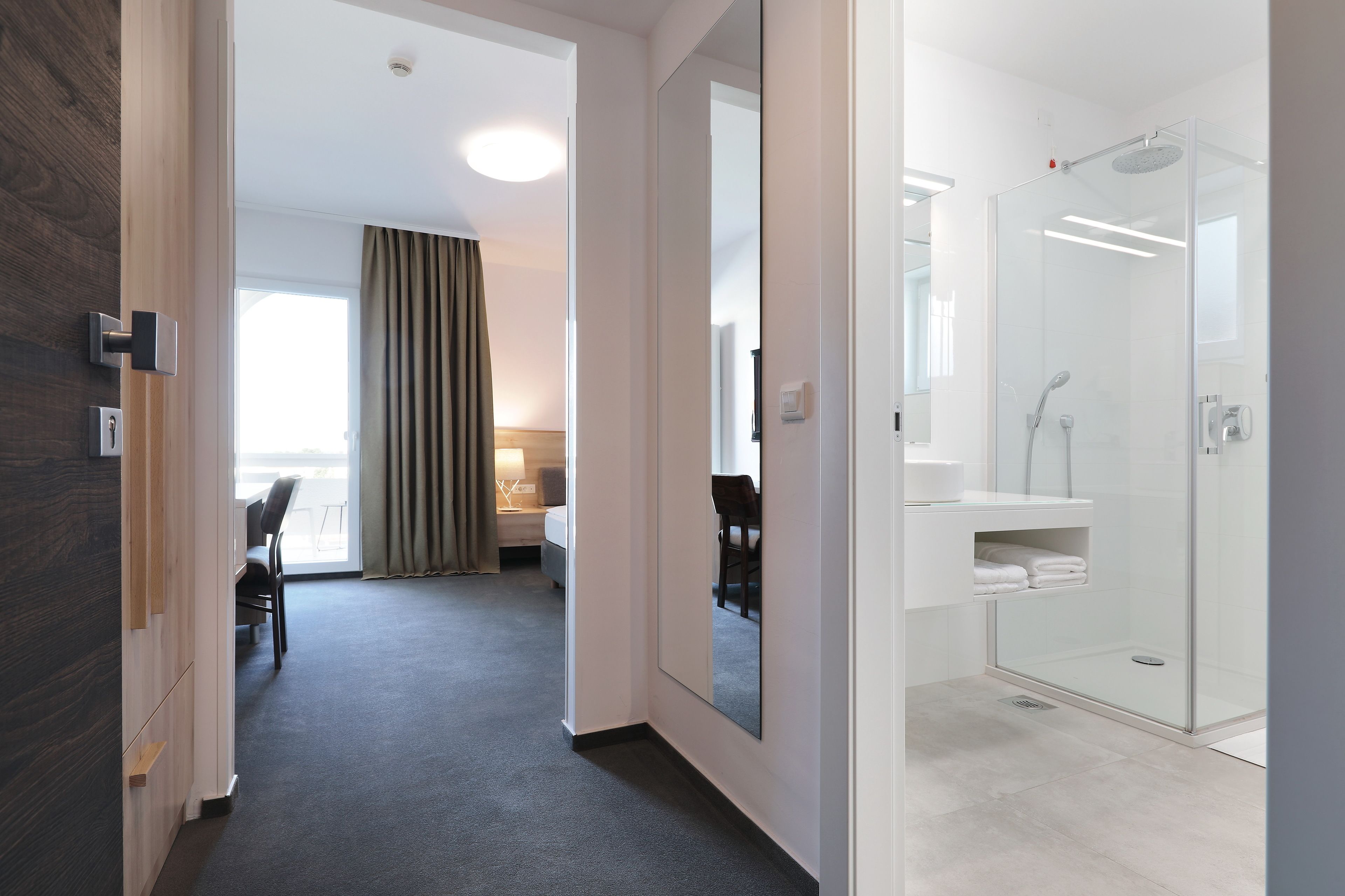 Chambre Double Confort, vue partielle sur la mer | Minibar, bureau, fer et planche à repasser, Wi-Fi gratuit