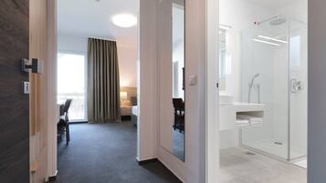 Chambre Double Confort, vue partielle sur la mer | Minibar, bureau, fer et planche Ă repasser, Wi-Fi gratuit