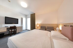 Comfort Double Room, Partial Sea View | Minibar, desk, iron/ironing board, free WiFi - Hotel Mediteran (Zadar)