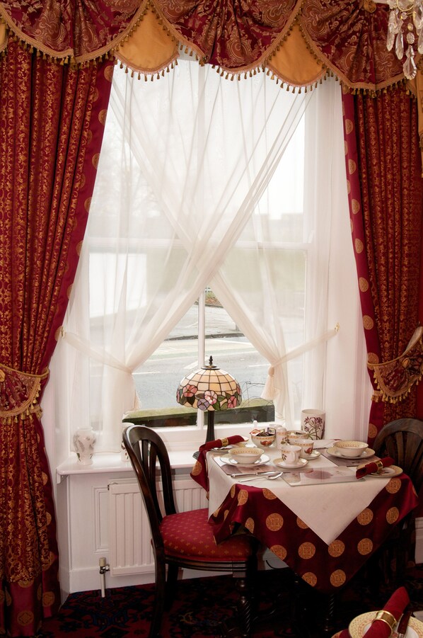 Petit déjeuner complet (17.50 GBP par personne)