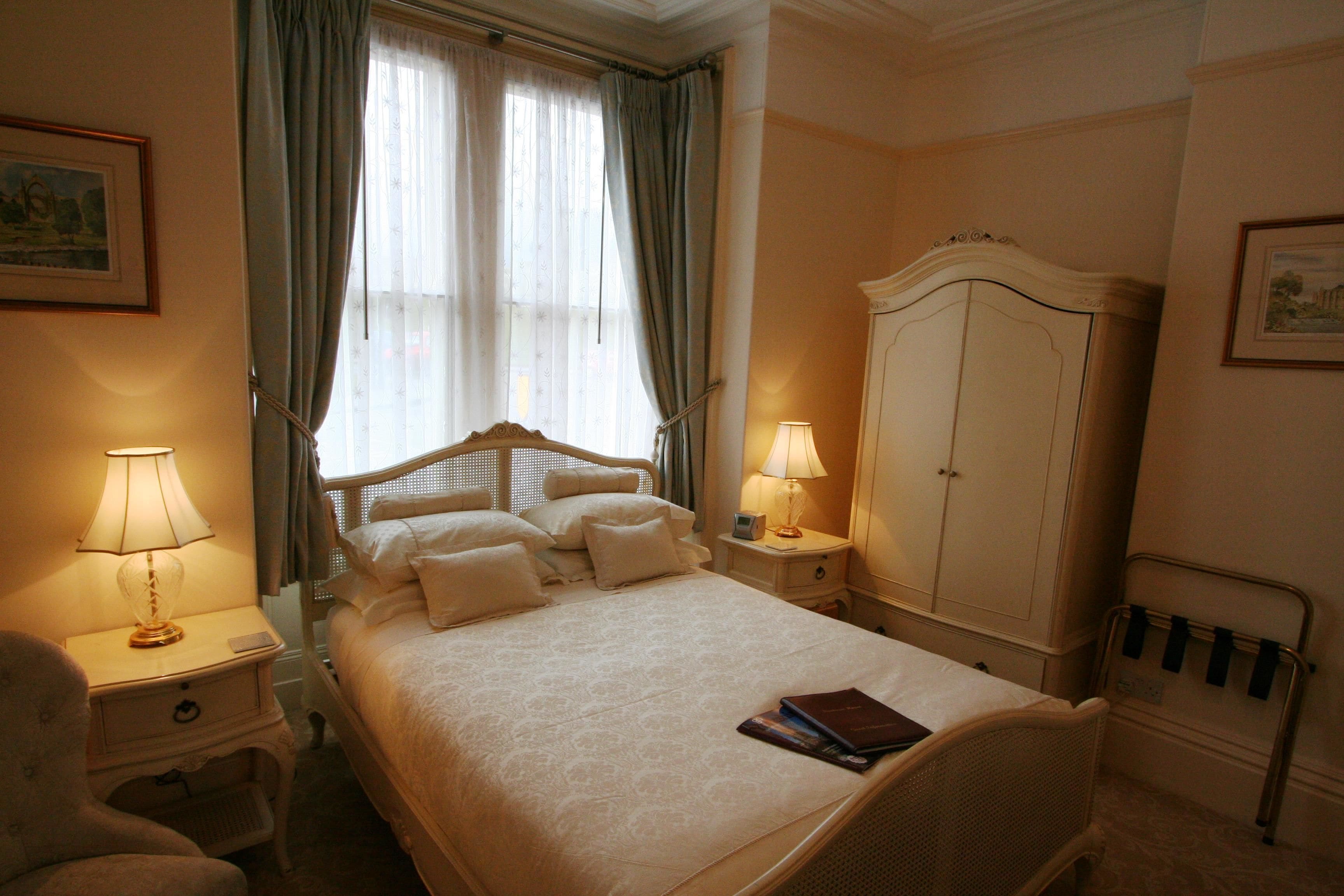 Chambre Double, 1 très grand lit | Literie de qualité supérieure, bureau, Wi-Fi gratuit, draps fournis