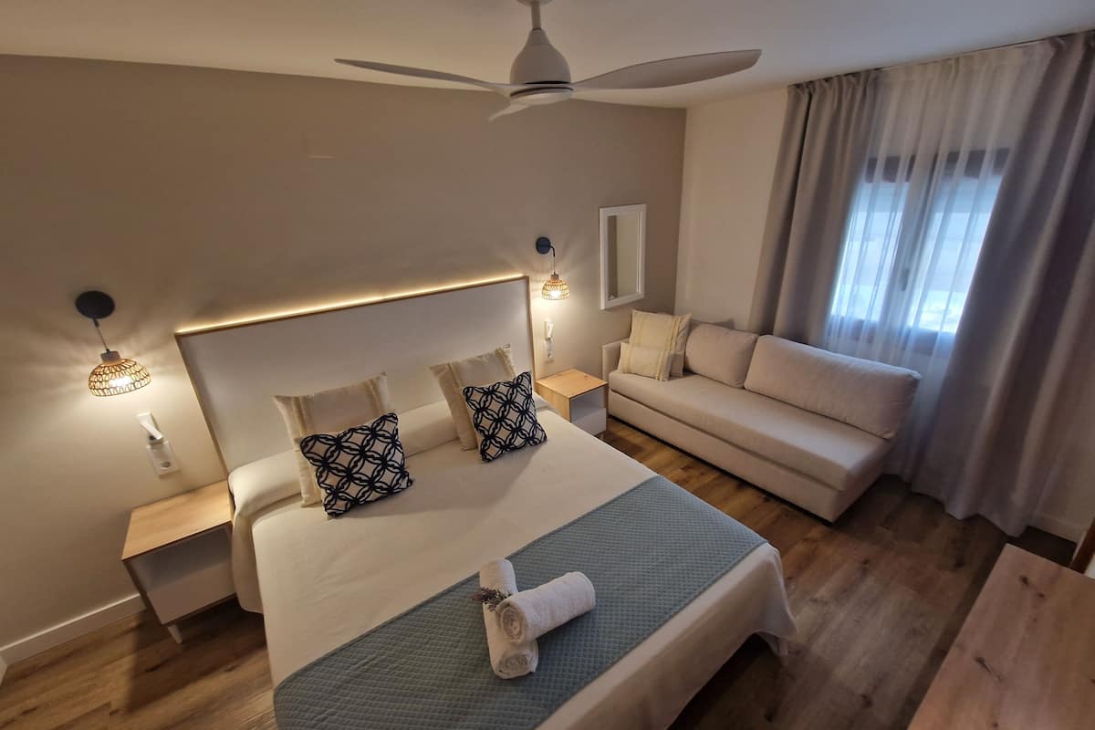 standard triple room | 1 bedroom, minibar, in-room safe, desk