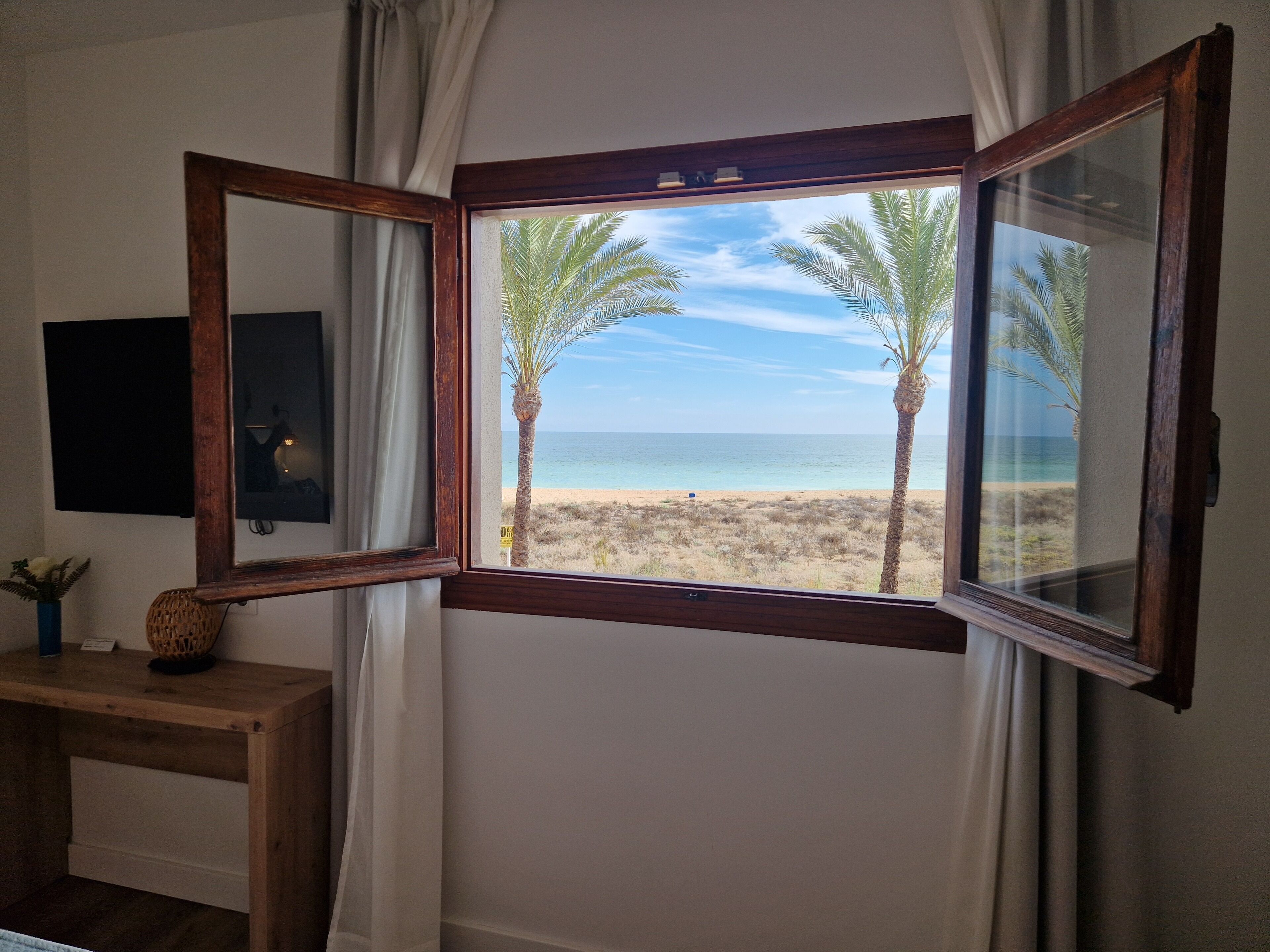 Delux Frente al Mar con Ventana | Een minibar, een kluis op de kamer, een bureau, een laptopwerkplek